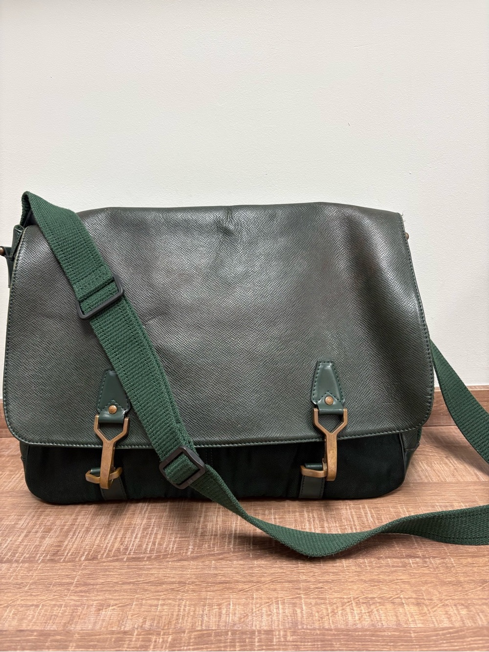 Louis Vuitton Taiga Green Leather Messenger Bag with Adjustable Strap